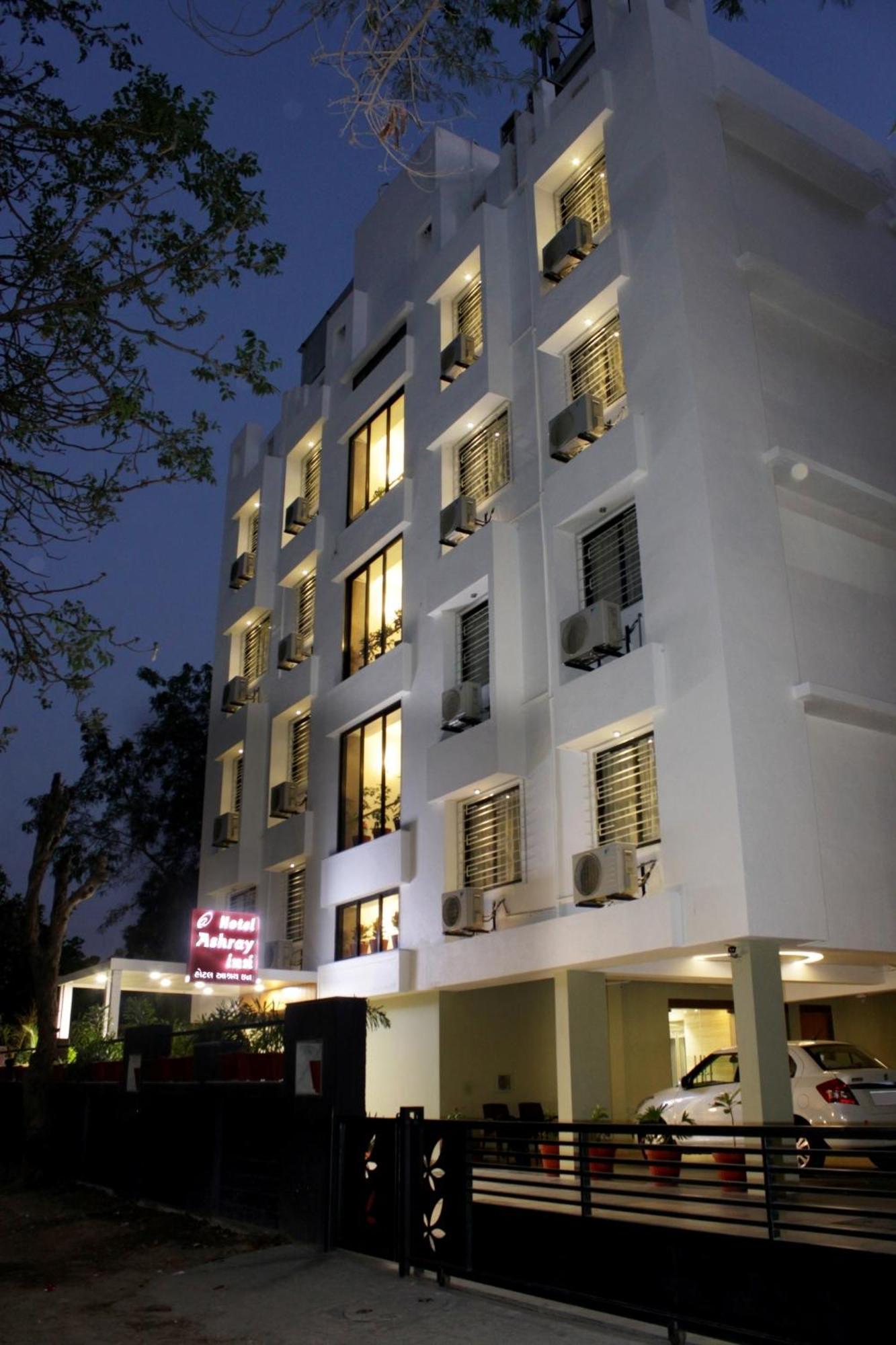 Hotel Ashray Inn Ахмедабад Екстериор снимка