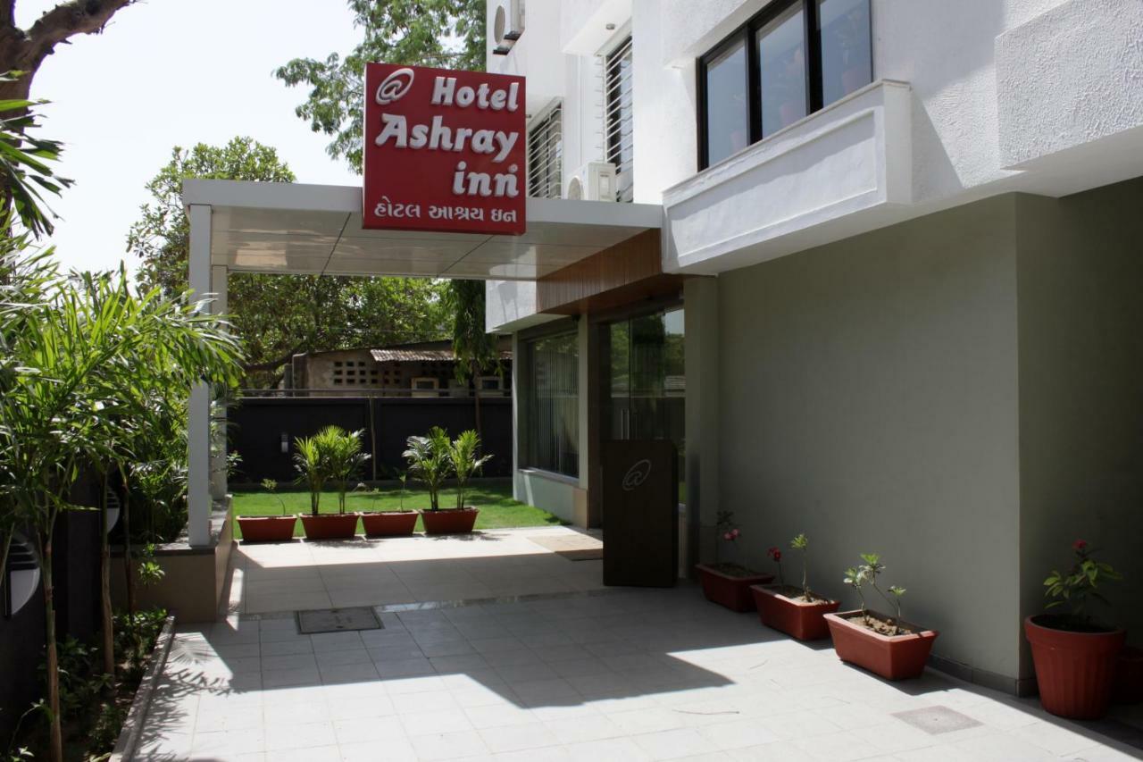 Hotel Ashray Inn Ахмедабад Екстериор снимка